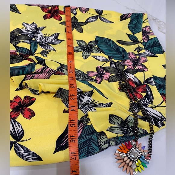 171. EUC GUESS FLORAL LINED PENCIL SKIRT WITH SIDE RUFFEL SIZE SMALL - Picture 9 of 13